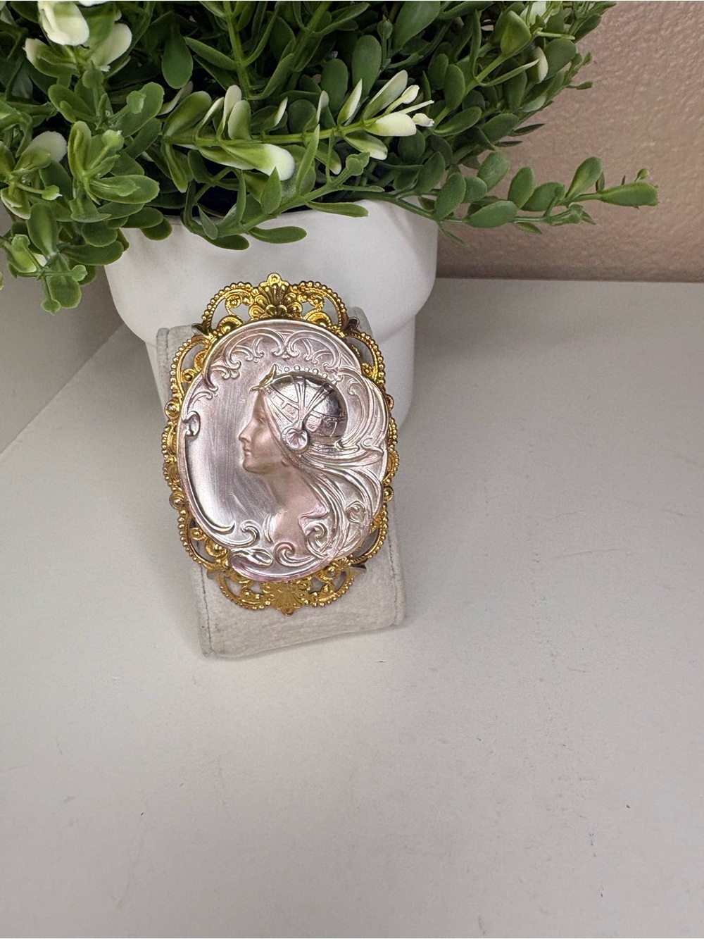 Vintage Art Nouveau Revival Gold Tone Filigree Cameo Brooch Pin Pearlescent Lady - Picture 11 of 11